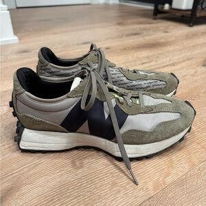 Green New Balance 327 trainers size US W9
